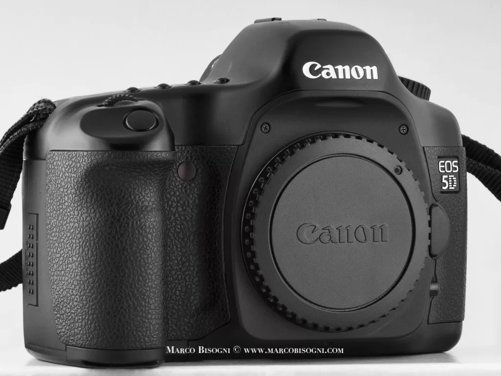 Canon EOS 5D Classic fotografata con Zuiko 50 mm f/1.8 adattato su Olympus OM-D E-M10