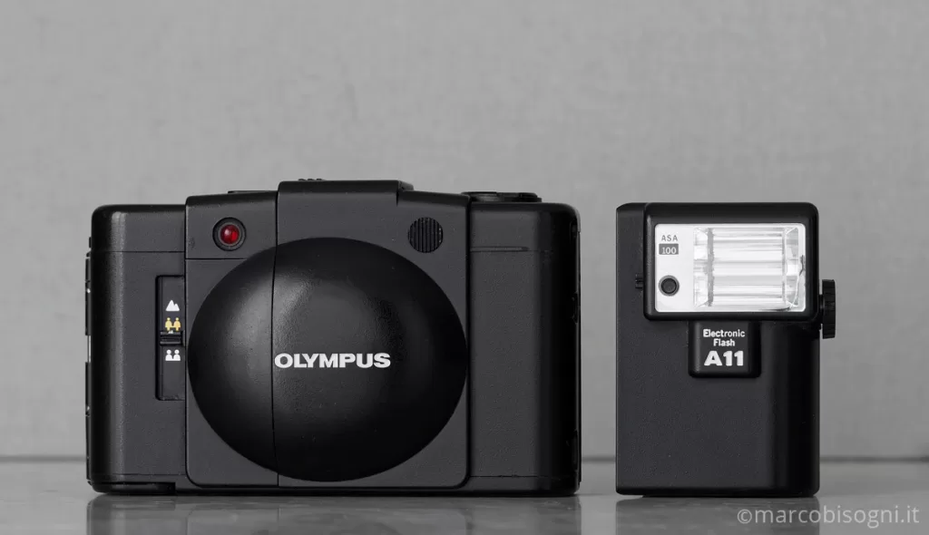 Olympus XA2 con il flash dedicato mod. A11