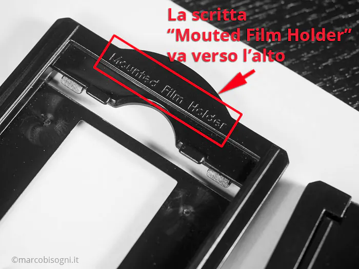 Plustek OpticFilm 8200i: portapellicola. La critta "Mounted Film Holder" va verso l'alto