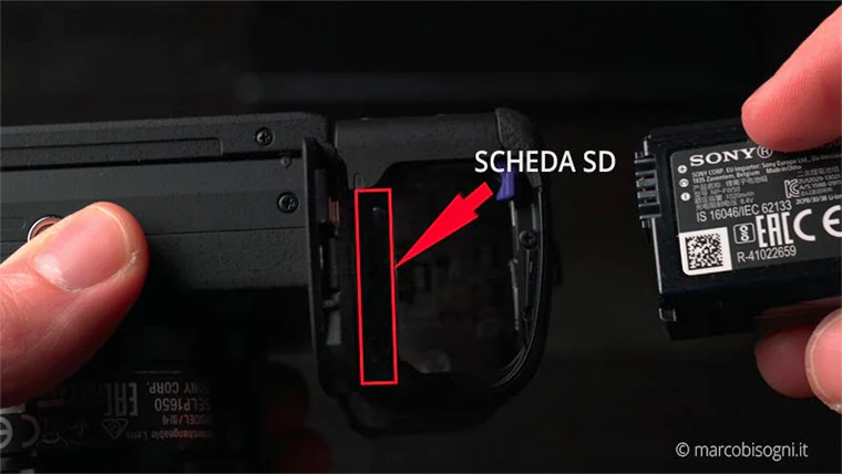 Sony a6400 - Alloggiamento batteria e scheda di memoria SD