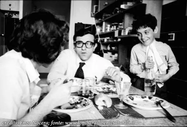 Famiglia a tavola, 1971