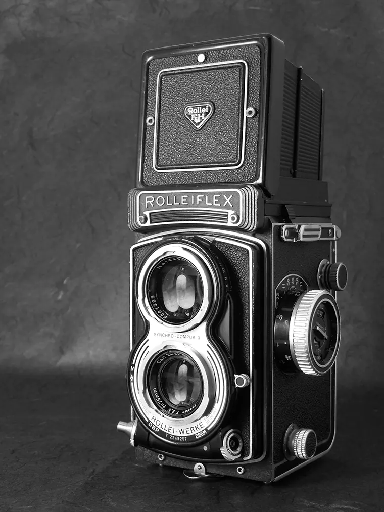 Fotocamera biottica Rolleiflex. Image credit: Stefano Tambalo (https://www.flickr.com/photos/mrgilles/2714575284/)