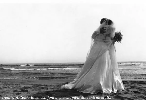 Coppia di sposi abbracciati in riva al mare, 1983