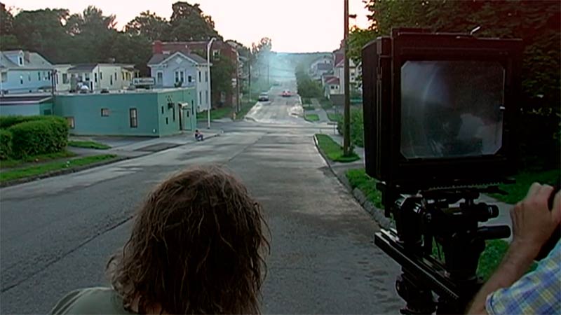 Gregory Crewdson accanto alla fotocamera