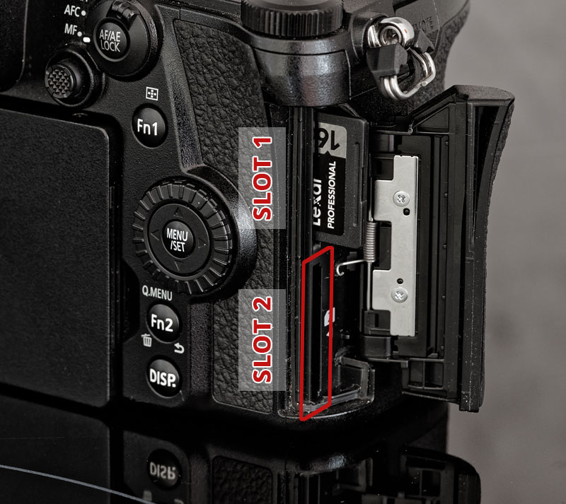 Panasonic Lumix G9: doppio slot di memoria