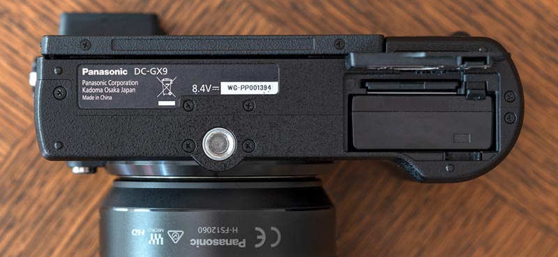 Lumix GX9 - vano batteria, slot SD, filettatura