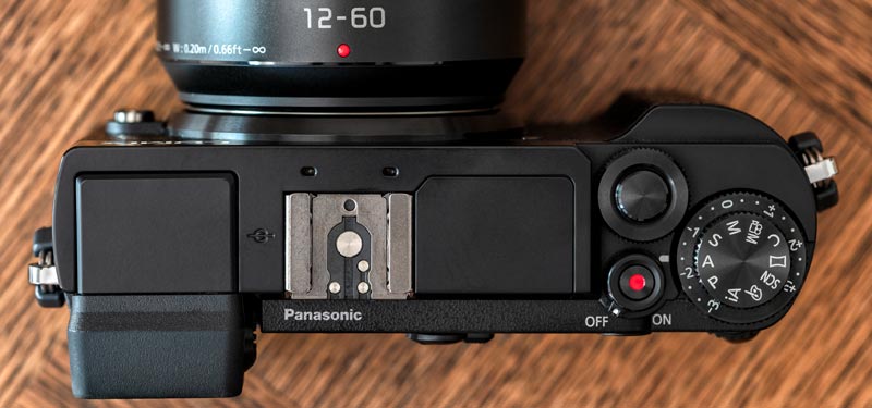 La Lumix GX9 ha una forma lineare e compatta
