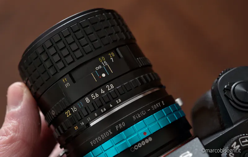 Nikon 100mm f/2.8 serie E montato su un adattatore per fotocamere Sony E