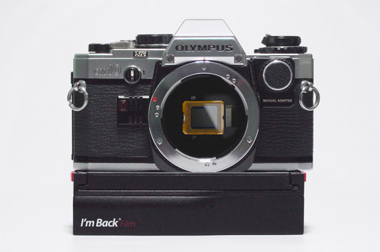 I'm Back Film montato su fotocamera reflex Olympus OM (fonte imback.eu)