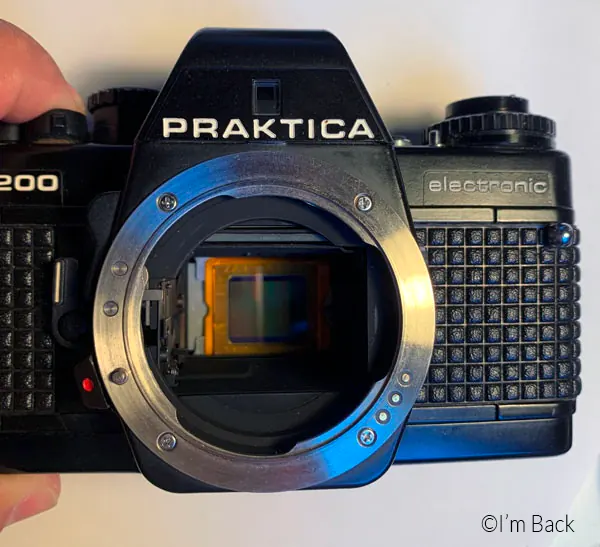 Fotocamera reflex a pellicola con rullino digitale montato