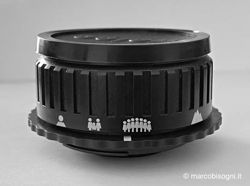 Obiettivo Holga 120. In evidenza i simboli-indicatori per la messa a fuoco