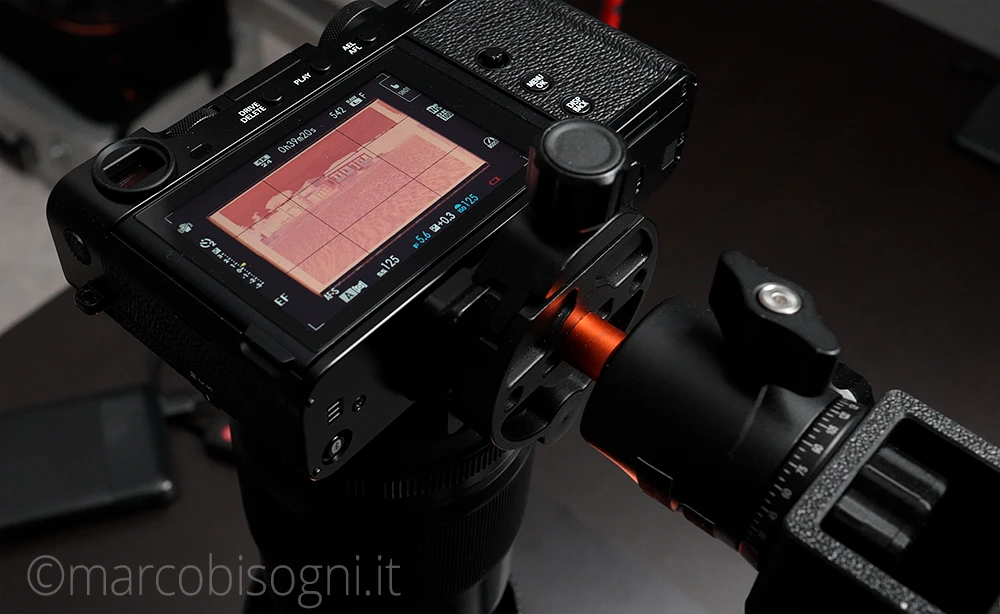 Fotocamera collegata allo stativo tramite una testa per treppiedi