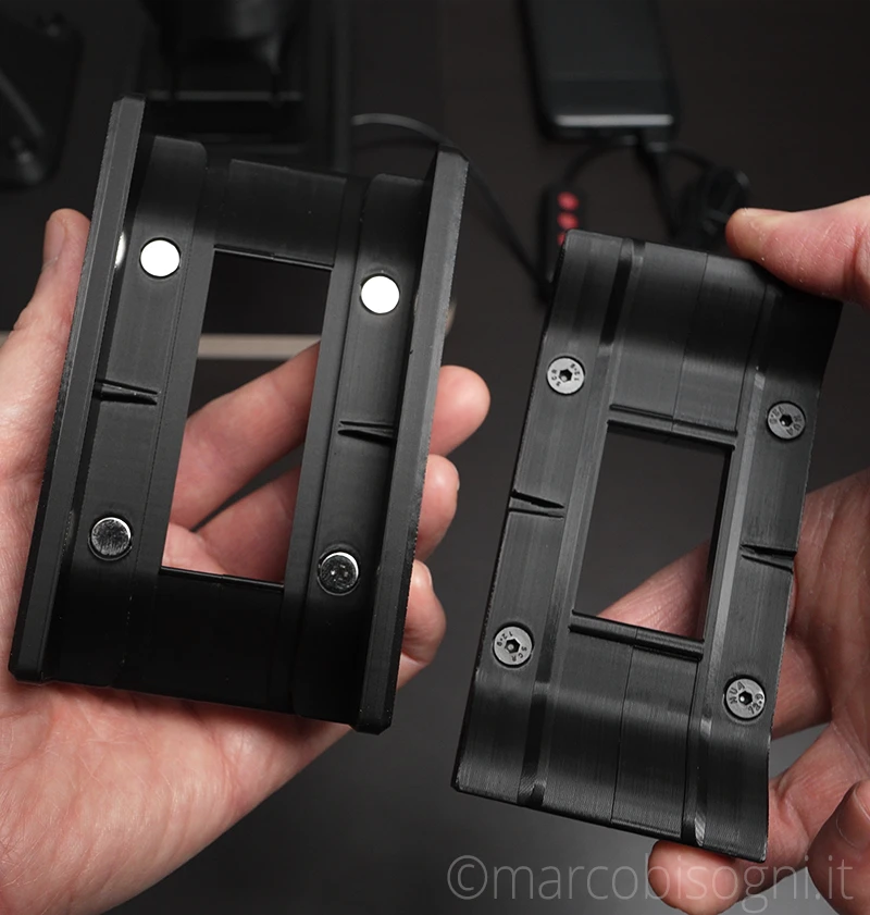 Portapellicola per il formato 35mm. Le due parti si uniscono magneticamente