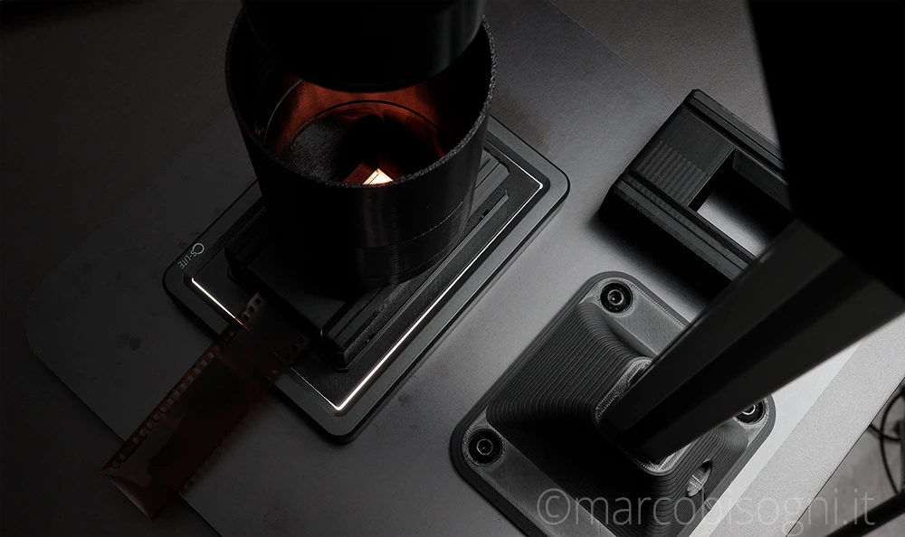 Piano per la digitalizzazione: pannello luminoso CineStill CS-Lite, portapellicola, paraluce