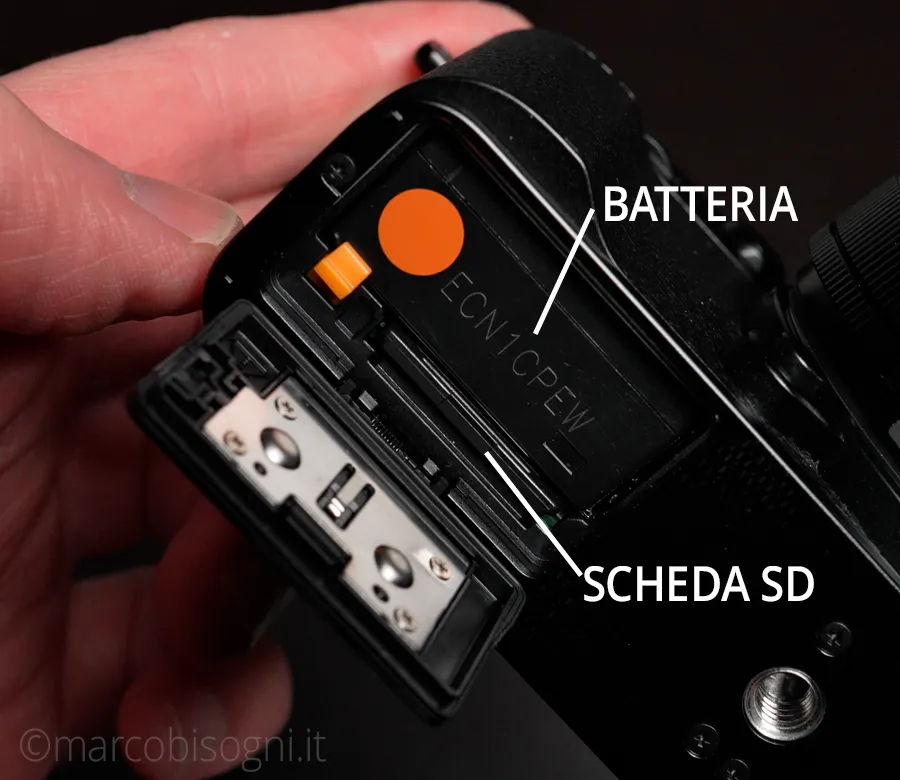 Vano sul fondello con batteria e scheda di memoria